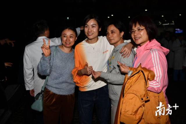 广东省人民医院出征医生、护士，出征在即，他们互相拥抱、拍照留念。