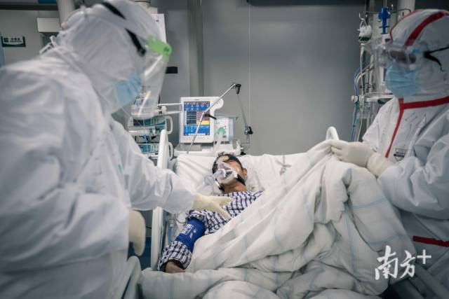 荆州洪湖市人民医院内，广东医疗队的队员们正在救治ICU病房内的新冠肺炎重症患者。