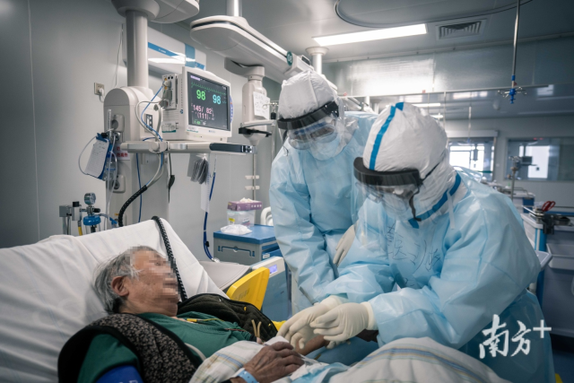 荆州洪湖市人民医院内，广东医疗队的队员们正在救治ICU病房内的新冠肺炎重症患者。