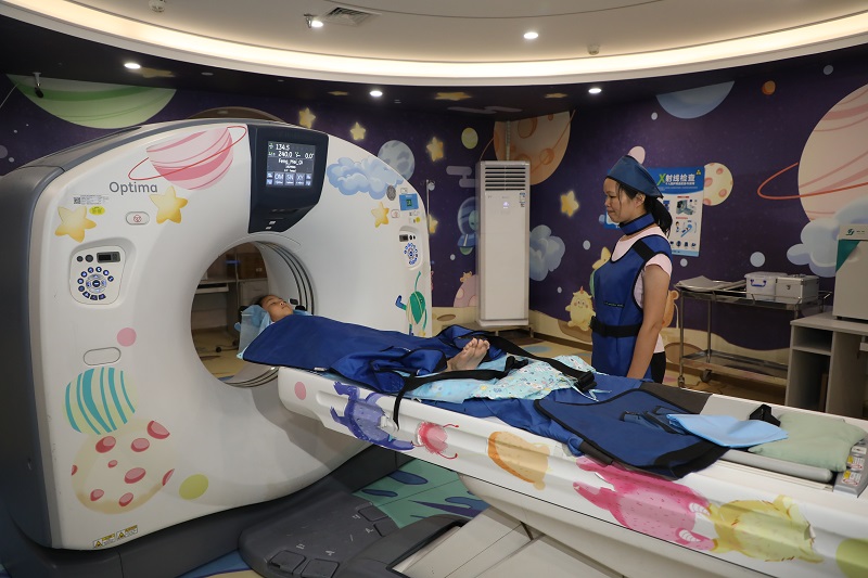图2：深圳市儿童医院发展儿童医疗辅导模式，在CT检查室融入‘怪兽星球’场景.JPG