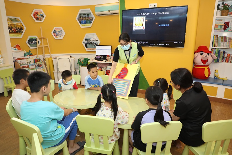 图3：深圳市儿童医院把压舌板、针筒、棉签、尿管、手术垫单等进行艺术创作，舒缓儿童对医疗器材的恐惧.JPG