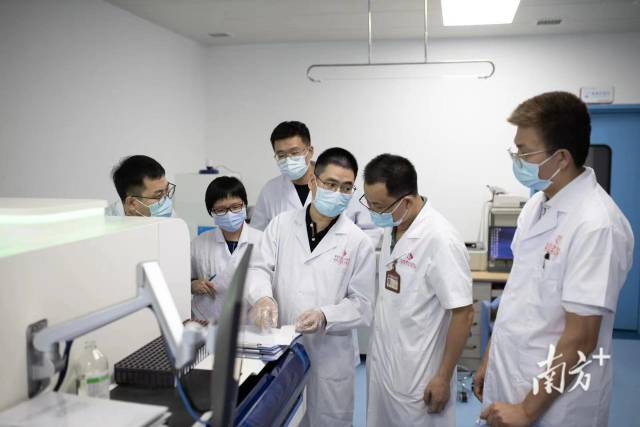 省消除母婴传播实验室专家组，对揭阳市妇幼保健院现场指导。