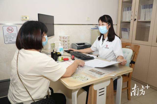 广东省妇幼保健院E门诊医生为孕妇提供产检服务。