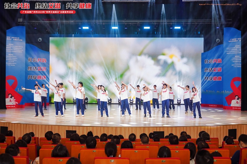 图片2：现场表演：大学生红丝带歌曲合唱.jpg