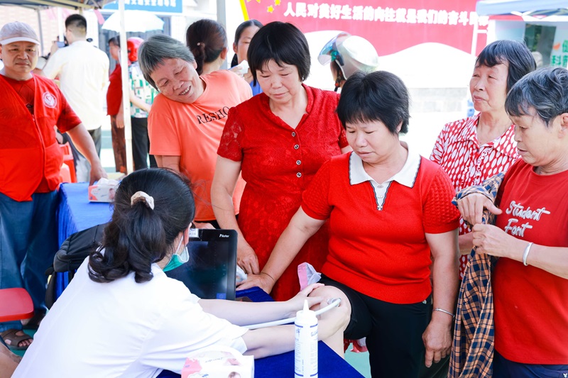 省级三甲医院专家为乡村居民义诊.jpg